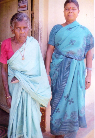 Mevrouw Vallyamma, een weduwe met lepra, woont in een van onze huisjes in Emmaus. Haar buurvrouw helpt haar. 